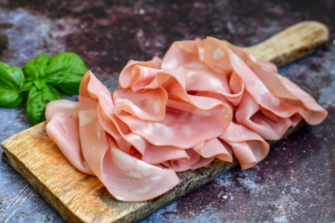 Mortadella, un’alleata formidabile non solo nei panini: idee e soluzioni per ogni momento della giornata