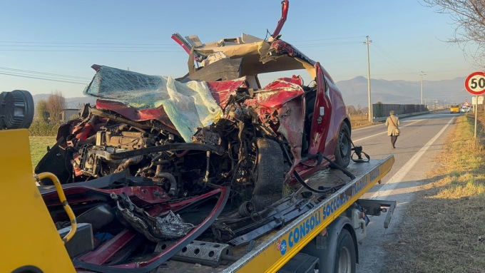 Auto si ribalta dopo l’impatto con un camion nel Bresciano, muore un 65enne di Villongo