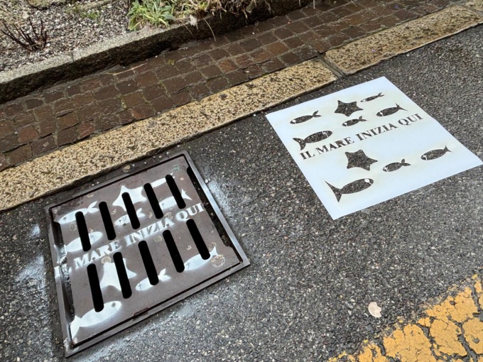 “Il mare inizia qui”: ora a Bergamo anche i tombini di via Tasso parlano di ambiente