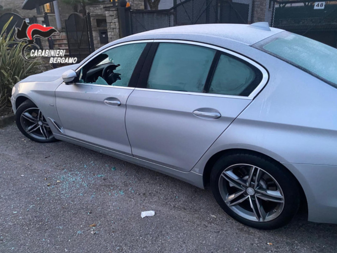 “Svuota” 13 auto dopo aver rotto i finestrini, 26enne arrestato a Romano