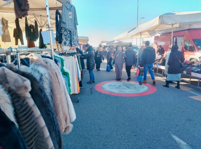 La proposta che piace: spostare tutto (o quasi) il mercato di via Spino sul Sentierone