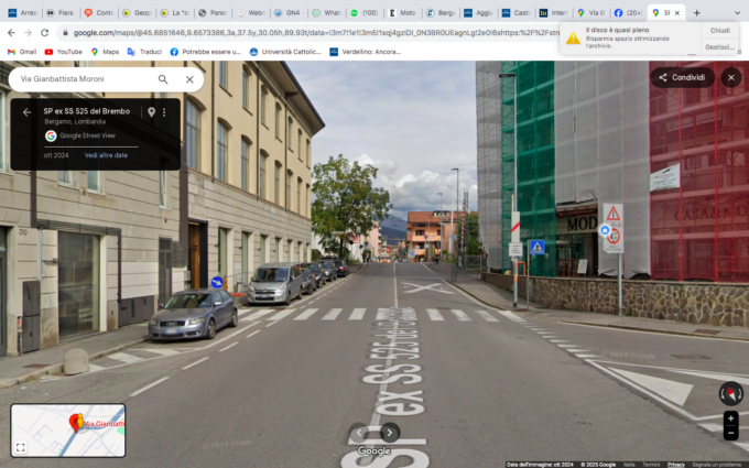 Scooter contro bici in via Moroni a Bergamo: grave il motociclista, strada chiusa e code