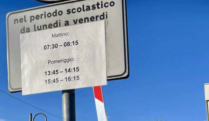 Strade chiuse temporaneamente con transenne a Osio Sopra per le scuole, c’è poca chiarezza