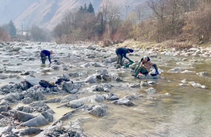 Una giornata insieme a quelli che cercano l’oro nei fiumi Serio e Brembo