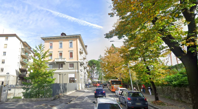 Tigli da potare, il 3 e 4 marzo chiude parte di carreggiata in via Bonomelli. Rischio traffico