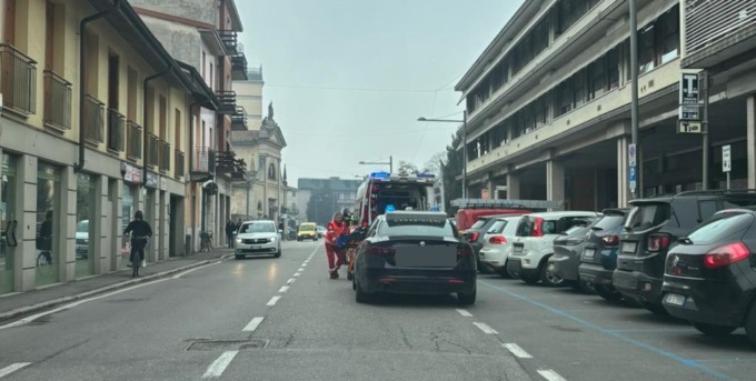 Giovane di 17 anni investita e ferita da un’auto lungo viale Oriano a Treviglio