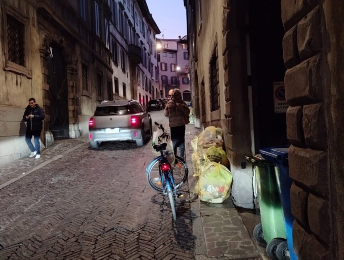 Tra auto e spazzatura in strada, passeggiare per i borghi di Bergamo è davvero pericoloso