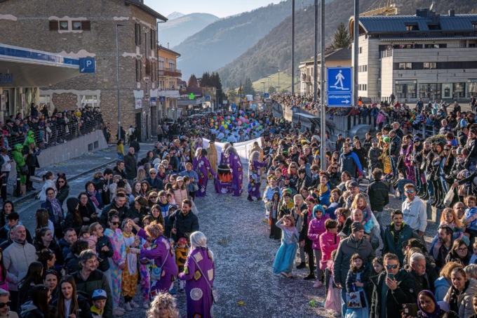 Colori e tradizione: il Carnevale di Clusone riporta la comunità al centro della festa