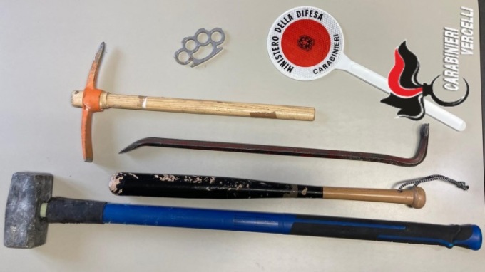 In un ex outlet del mobile in Piemonte con mazze e tirapugni: sei denunciati, tutti della provincia di Bergamo