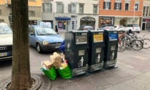 Vicino ai cestini intelligenti di Bergamo c'è già spazzatura: «Installeremo fototrappole»