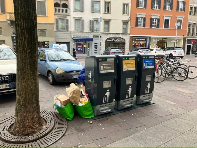 Vicino ai cestini intelligenti di Bergamo c’è già spazzatura: «Installeremo fototrappole»