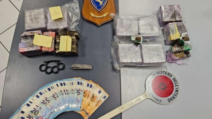 Trasportavano hashish in auto lungo l’A4: incastrati dal forte odore nell’abitacolo