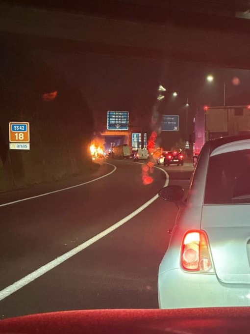 Frontale tra auto e furgone a Brusaporto: morti un 24enne e un 56enne di Gorlago