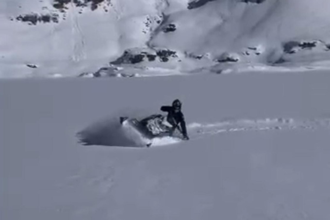 In motoslitta ai Laghi Gemelli, poi postano i video: denunciati quattro bergamaschi