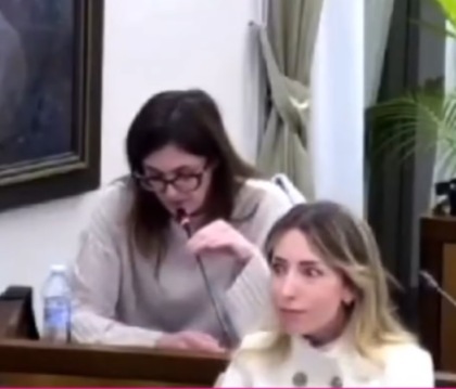 Caso Colombo, la maggioranza fa quadrato attorno alla consigliera: «Le accuse sono balle»
