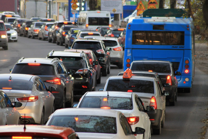 Traffico insostenibile la mattina in via Moroni: il Codacons diffida il Comune di Bergamo