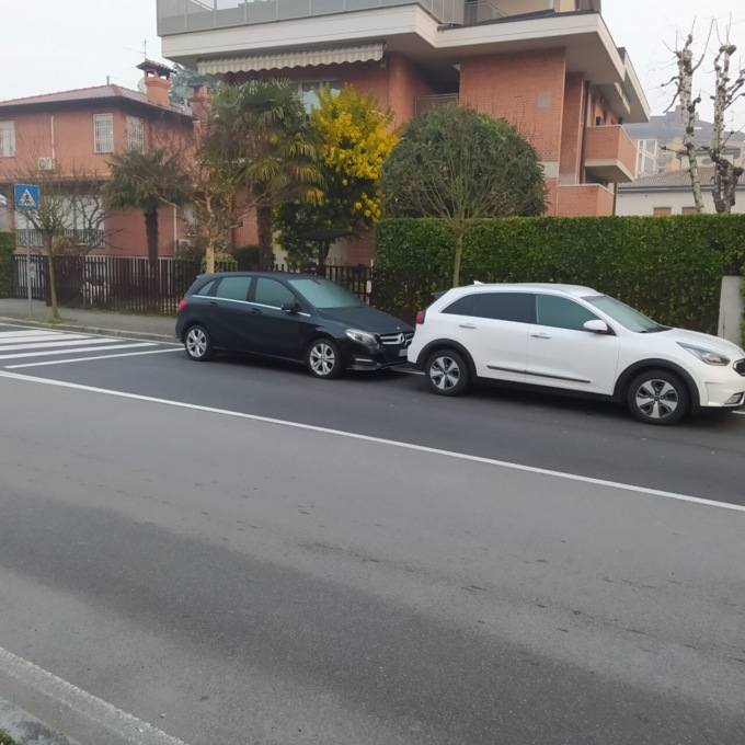 In contromano e vicino alla rotonda: parcheggi selvaggi in via Palermo a Bergamo