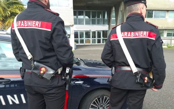 Minaccia la moglie con un coltello davanti al figlio: arrestato un 41enne, ora è in carcere