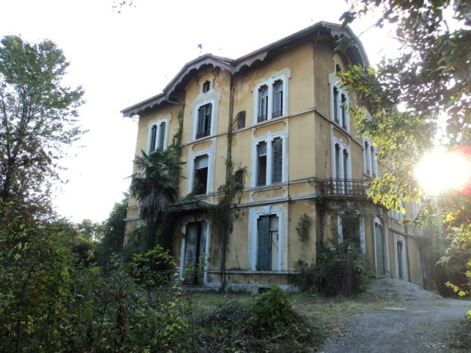 Entra in una villa abbandonata a Lovere ma il pavimento cede, grave 15enne
