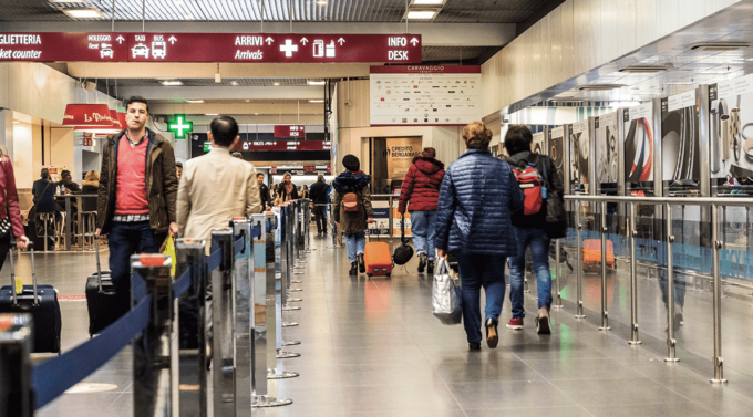 Madre e figlia sfilavano portafogli dalle borse all’aeroporto di Orio: arrestate con due complici