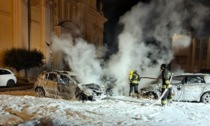 Maxi incendio a Calcio: quattro auto in fiamme nella piazza di fronte alla chiesa