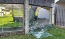 Gravi atti di vandalismo a Mozzo: danni a vetrate, segnaletica e rifiuti ovunque