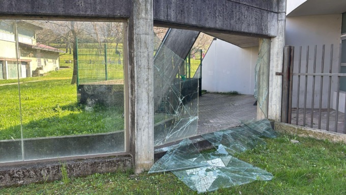 Gravi atti di vandalismo a Mozzo: danni a vetrate, segnaletica e rifiuti ovunque