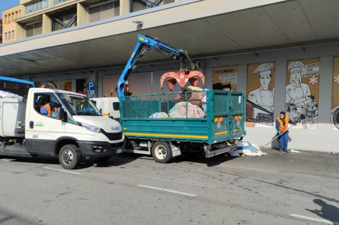Stazione Autolinee di Bergamo, via i senzatetto. La Giunta: «Accoglienza offerta a tutti, non sgombero»