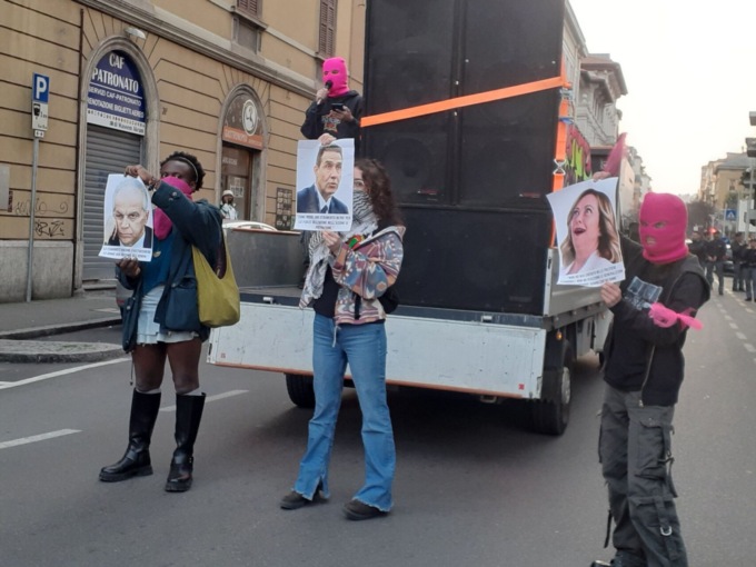Indagate le attiviste che bruciarono le foto di Meloni, Piantedosi e Vannacci a Bergamo