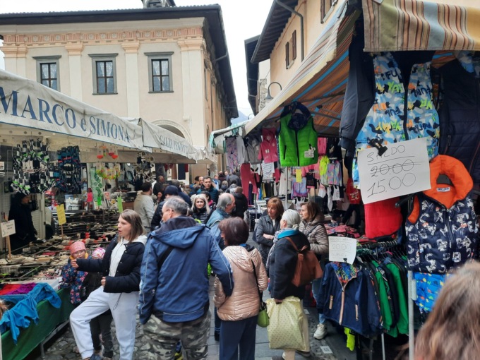 Bancarelle ovunque e Spinata no stop, a Gandino torna la Fiera di San Giuseppe