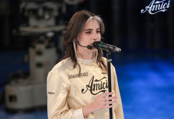 Angelica Gori, in arte chiamamifaro, presenta ad “Amici” il suo terzo inedito: “Leone”