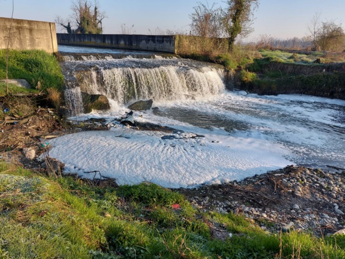 Schiuma e odore di zolfo nel canale Gronda Sud a Morengo, il caso al Ministero dell’Ambiente