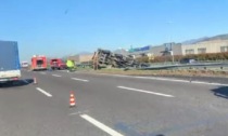 Camion si ribalta ed esce fuori strada in A4 a Grumello, lunghe code