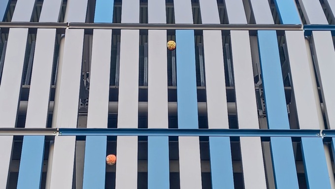 Il “mistero” dei due palloni incastrati sulla copertura della Curva Nord del Gewiss Stadium