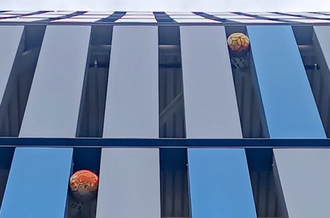 Svelato il “mistero” dei due palloni incastrati nei pannelli della Curva Nord