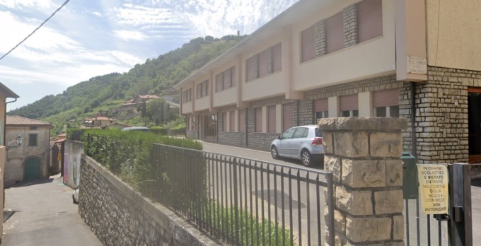 Nudo davanti alla finestra vicino alla scuola primaria di Adrara San Rocco, arrestato 43enne