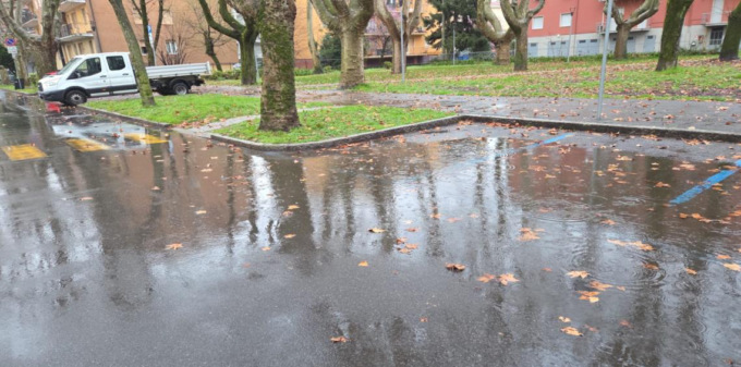 Parcheggi allagati in via Mozart, Carrara: «Accade durante le giornate piovose, a causa di un avvallamento»