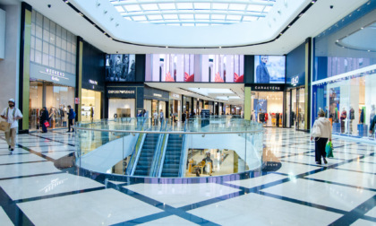 Rubano vestiti in sette diversi negozi di Oriocenter usando sacchetti schermati: arrestati