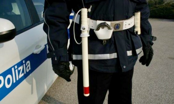 A Seriate i vigili con i bastoni distanziatori. L’opposizione: «Che esagerazione!»