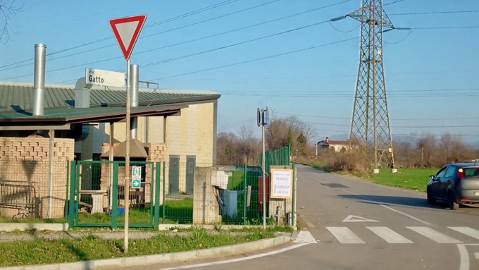 Occhi aperti a Osio Sopra: «Ci svegliamo al mattino con i segnali stradali al contrario»