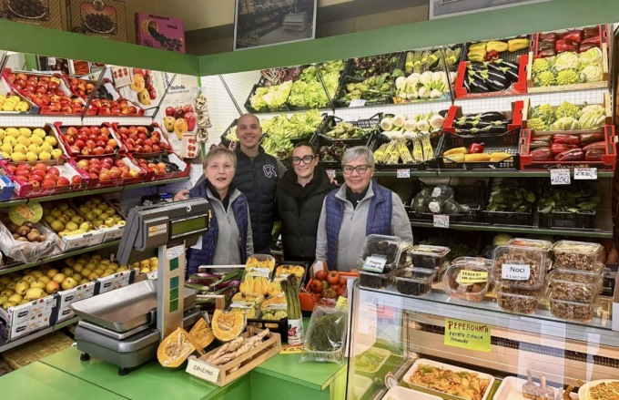 Il negozio d’ortofrutta di Osio Sotto non chiude: a “salvarlo” sono Elena e Andrea
