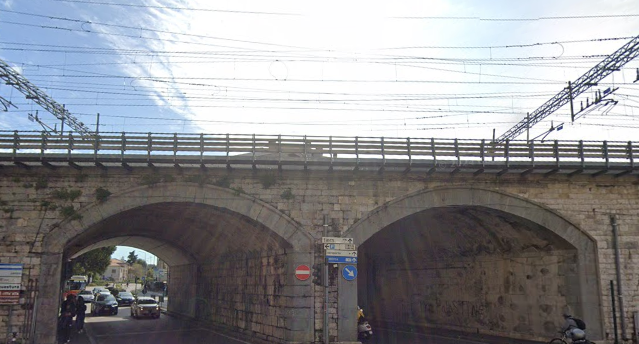 Auto e bus s’incastrano e paralizzano il traffico: bloccato il sottopassaggio alla Malpensata