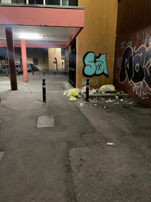 Sporcizia e degrado in via Cappuccini e alle elementari Ghisleri: «Soluzioni zero»