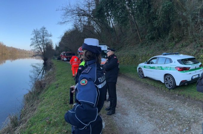 C’è un’auto nel fiume Adda, ma è un “falso” allarme: era lì da tempo