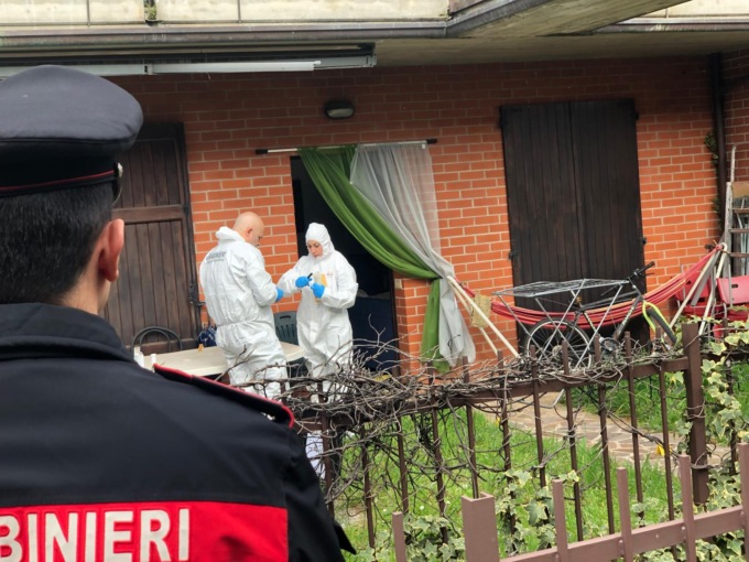 Omicidio a Valbrembo, vittima Luciano Muttoni. Trovati a Solza abiti insanguinati