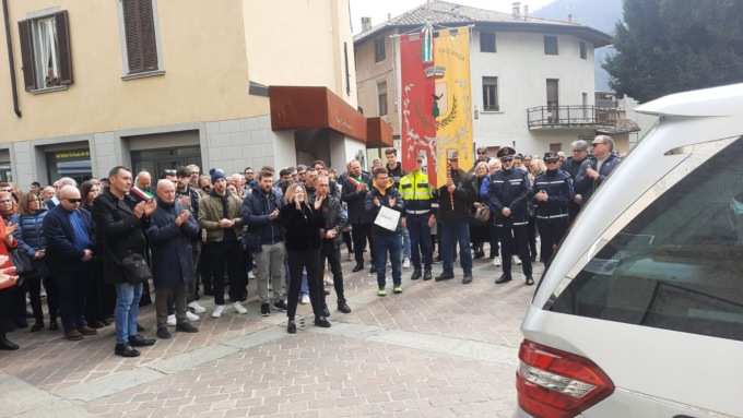 Una folla commossa a Gazzaniga: l’ultimo saluto della Valseriana a Marco Masserini