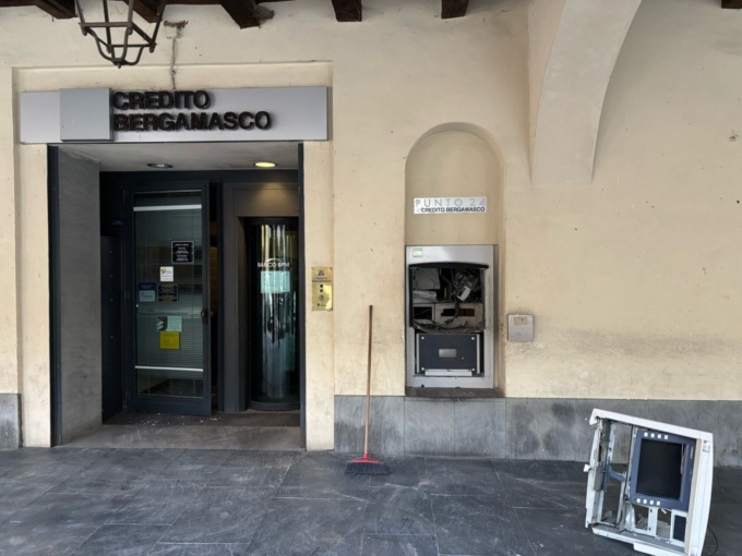 Sedici bancomat fatti saltare in aria in Bergamasca: c’è una “mente” dietro ai furti?