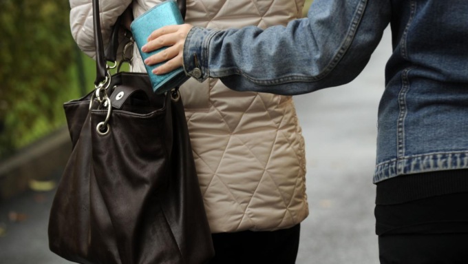 Cliente coraggiosa ferma una borseggiatrice in azione all’Iperal di Caravaggio