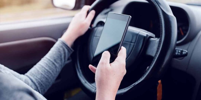 Smartphone al volante, a Bergamo scatta la tolleranza zero: 151 patenti sospese in 2 mesi
