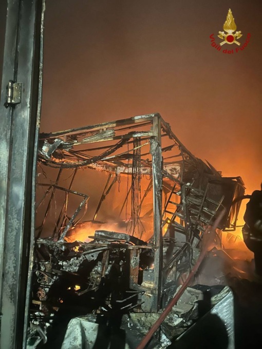 Esplosione nella notte a Caravaggio: in fiamme il capannone di un’azienda